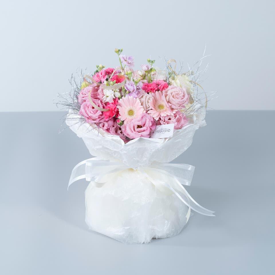 白ピンク系の季節のお花 スタンディングブーケ 商品画像 1