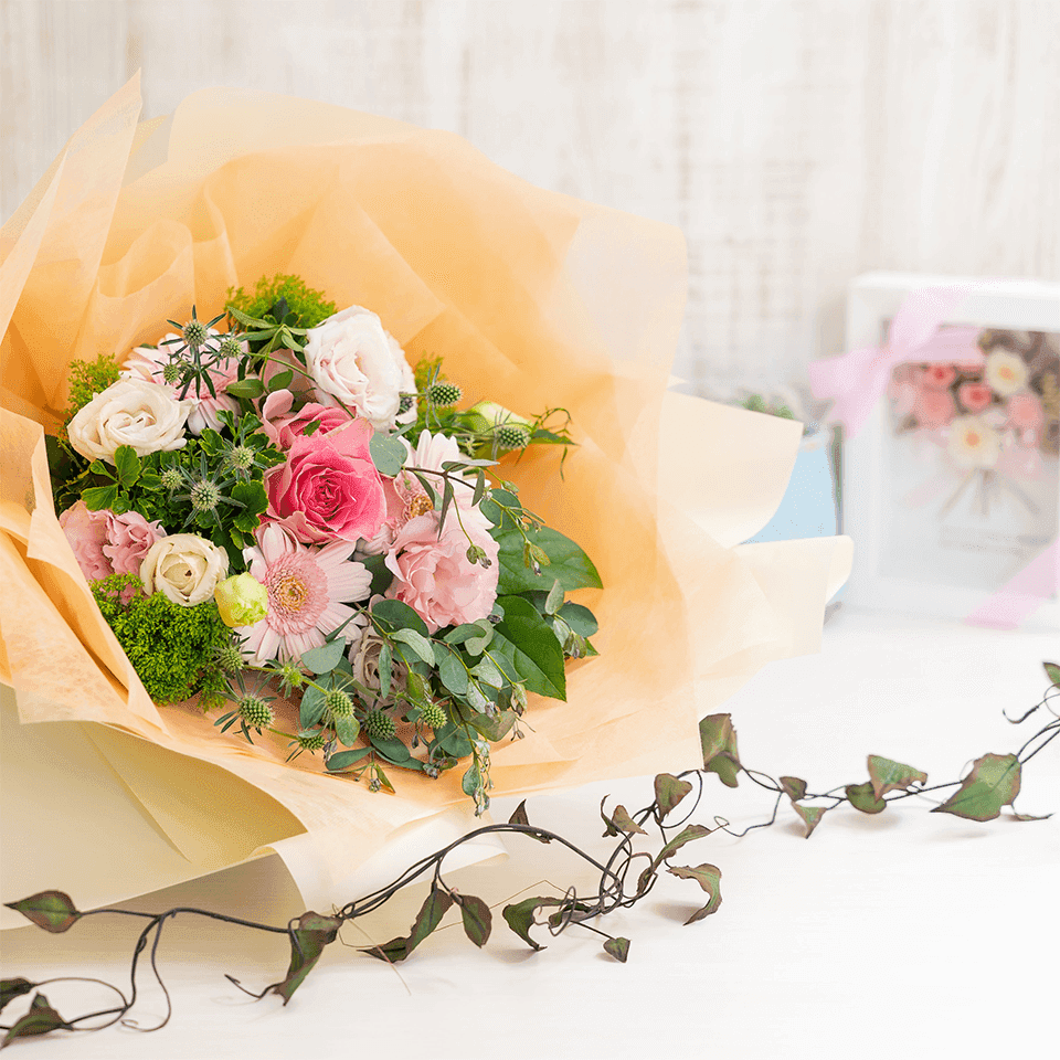 季節の花のピンク系花束 商品画像 1