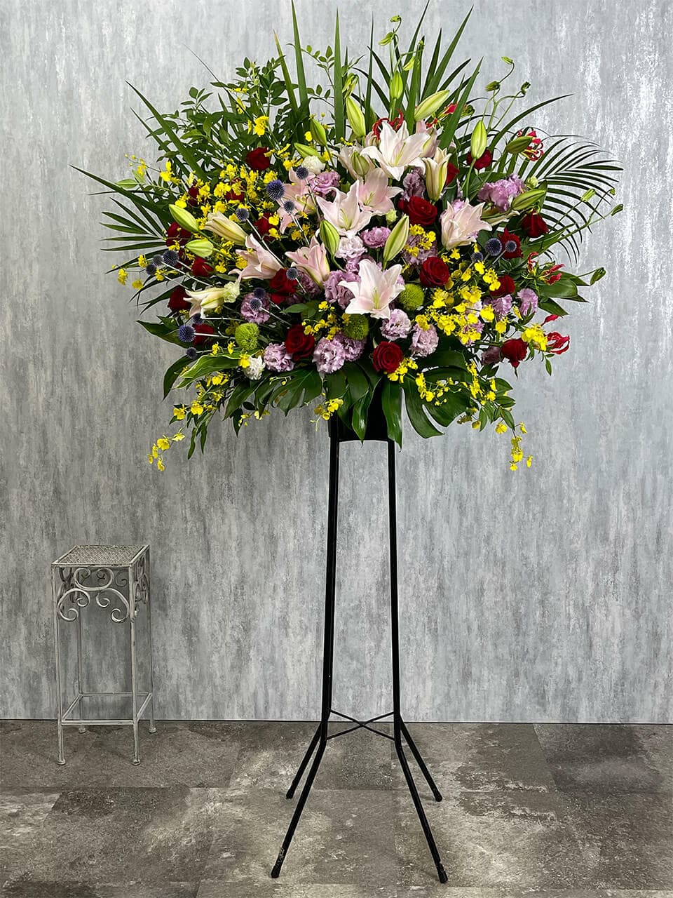 赤バラとゆりのスタンド花 1段 商品画像 1