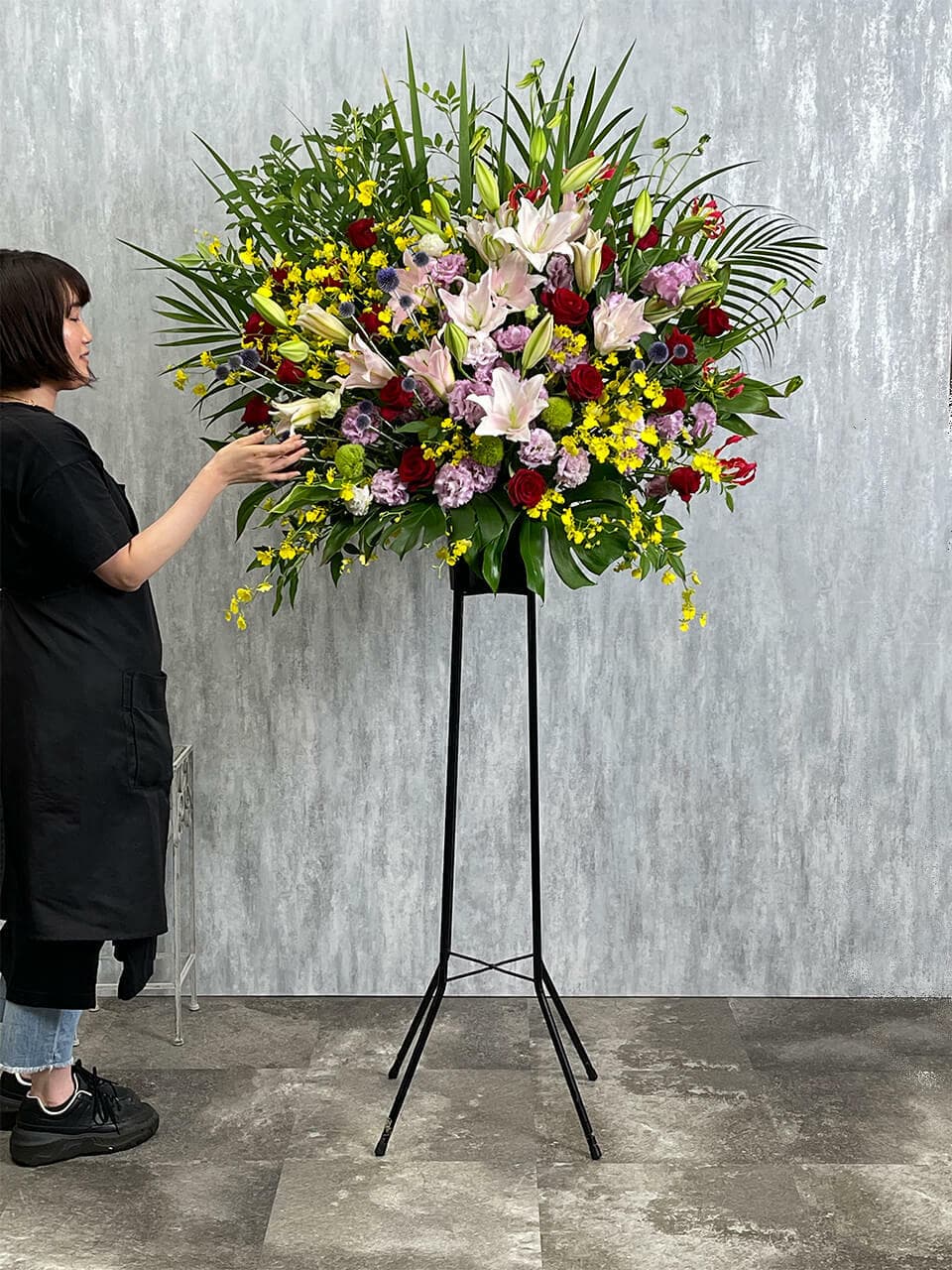 赤バラとゆりのスタンド花 1段 商品画像 2