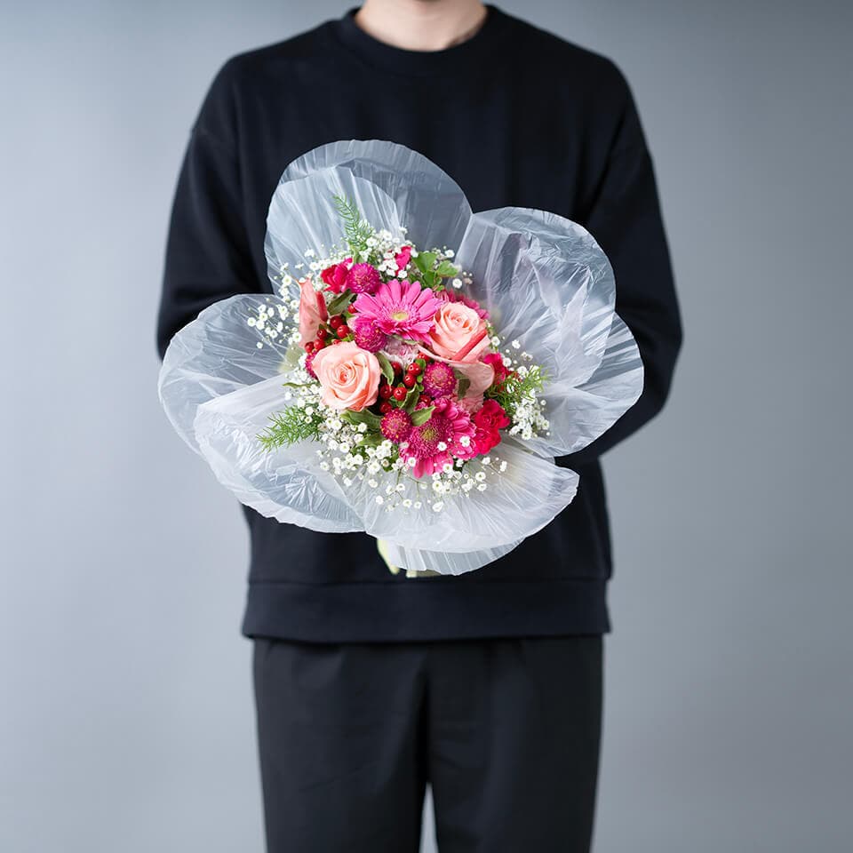 ピンクバラと季節のお任せ花束花びらラッピング 商品画像 1