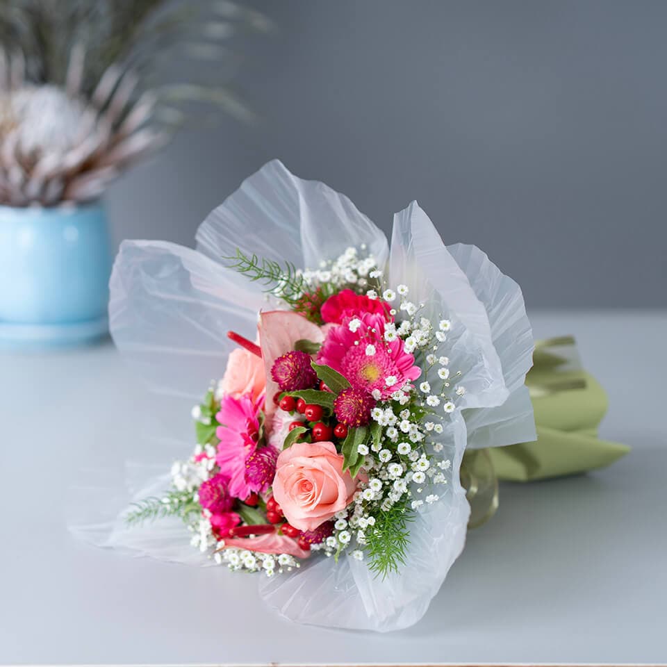 ピンクバラと季節のお任せ花束花びらラッピング 商品画像 3