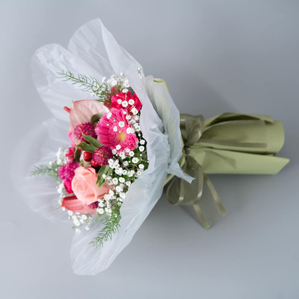 ピンクバラと季節のお任せ花束花びらラッピング 商品画像 4