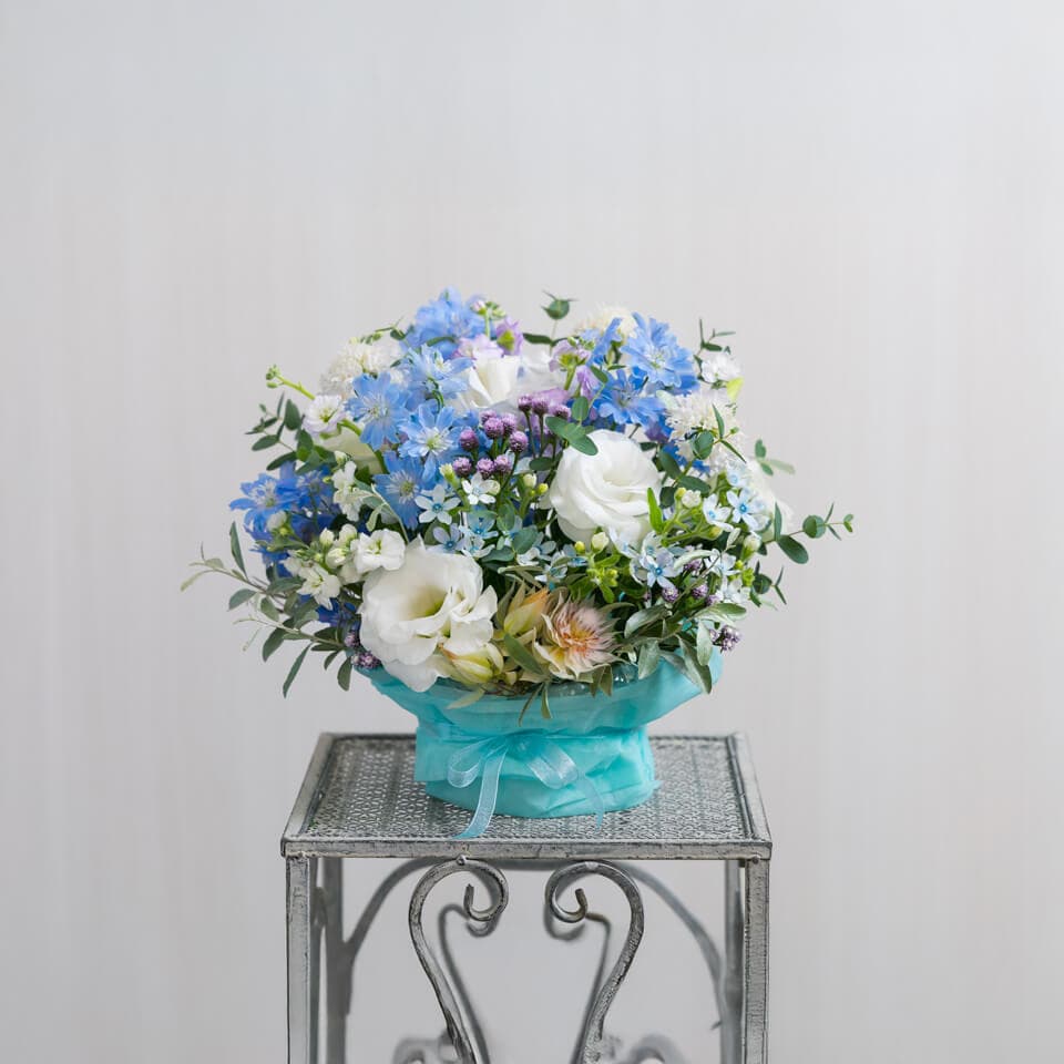 お供え用 季節の花で白ブルー系アレンジメント 商品画像 1