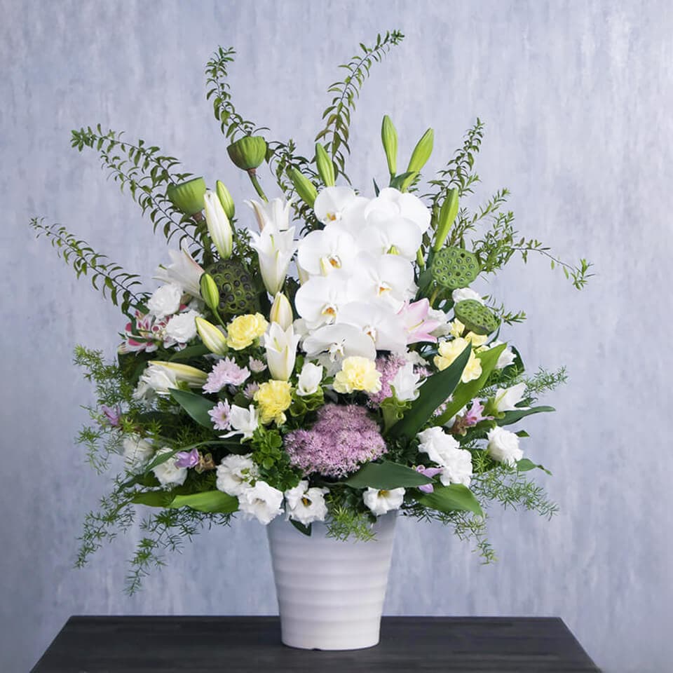 白基調の豪華お供え用胡蝶蘭アレンジメント 商品画像 1