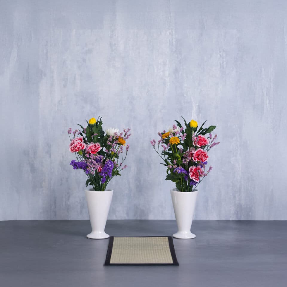 【仏壇用】明るい色 季節花の仏花1対(左右に1つずつ) 商品画像 1