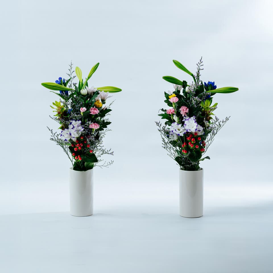 【墓用】菊メインの季節のお任せ 墓花1対(左右に1つずつ) 商品画像 1