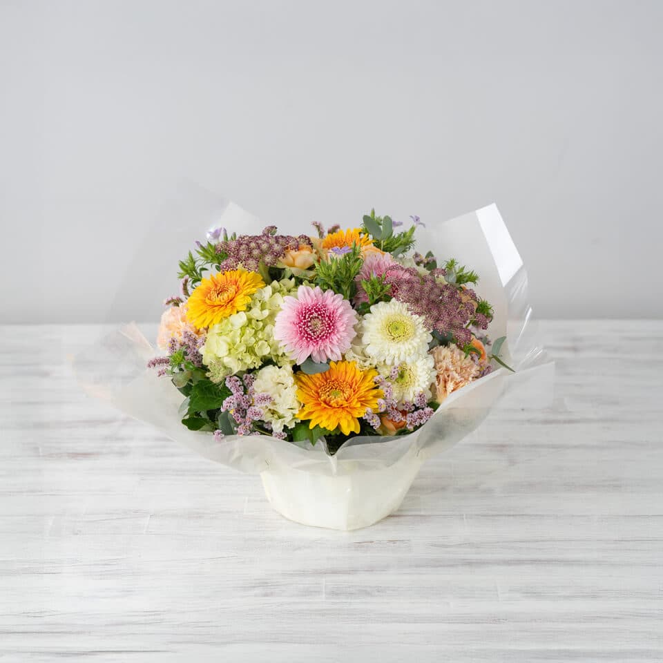 お供え用 季節のお任せ 明るい洋花 アレンジメント 商品画像 1