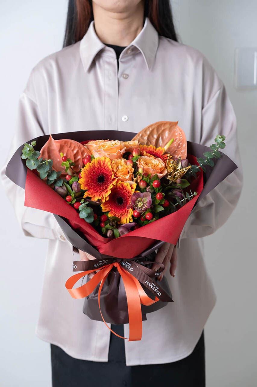 アンティークオレンジで季節の花のスタンディングブーケ 商品画像 5