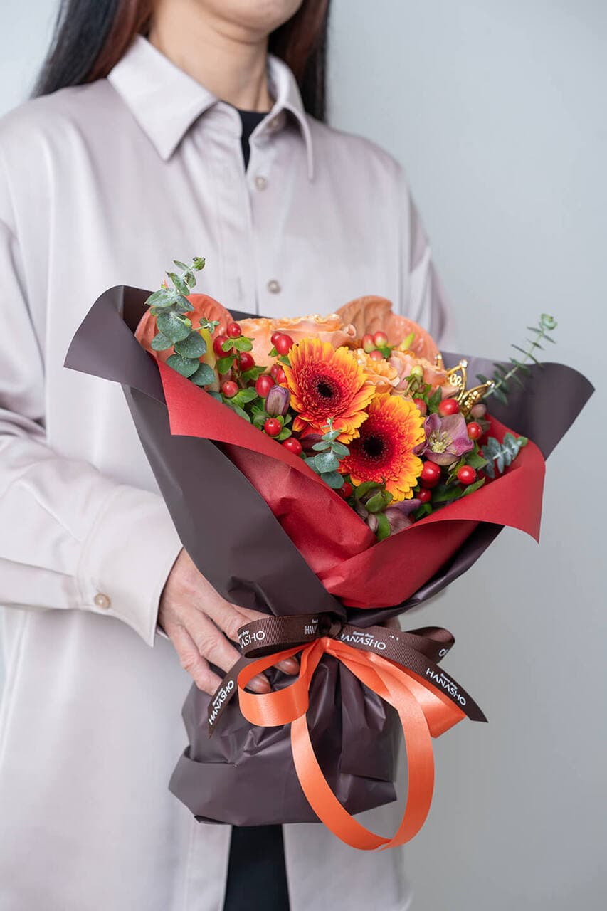アンティークオレンジで季節の花のスタンディングブーケ 商品画像 6