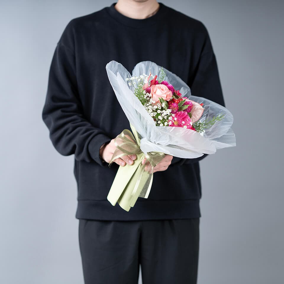 ピンクバラと季節のお任せ花束花びらラッピング 商品画像 5