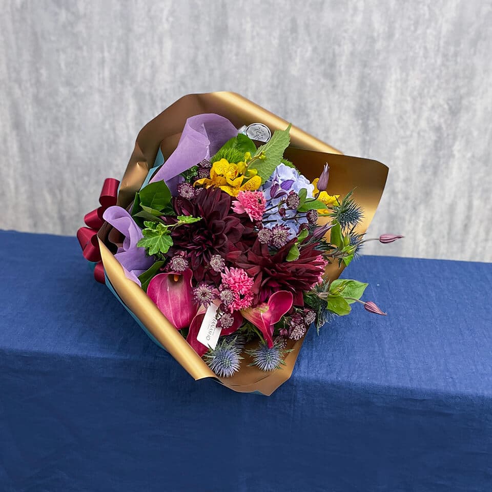 赤いダリアと季節の花でお任せ花束 商品画像 3