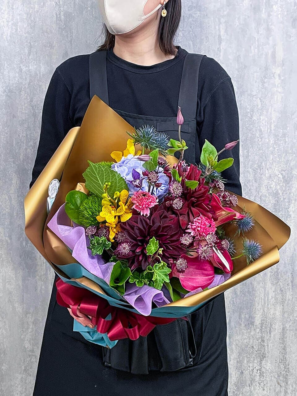 赤いダリアと季節の花でお任せ花束 商品画像 4